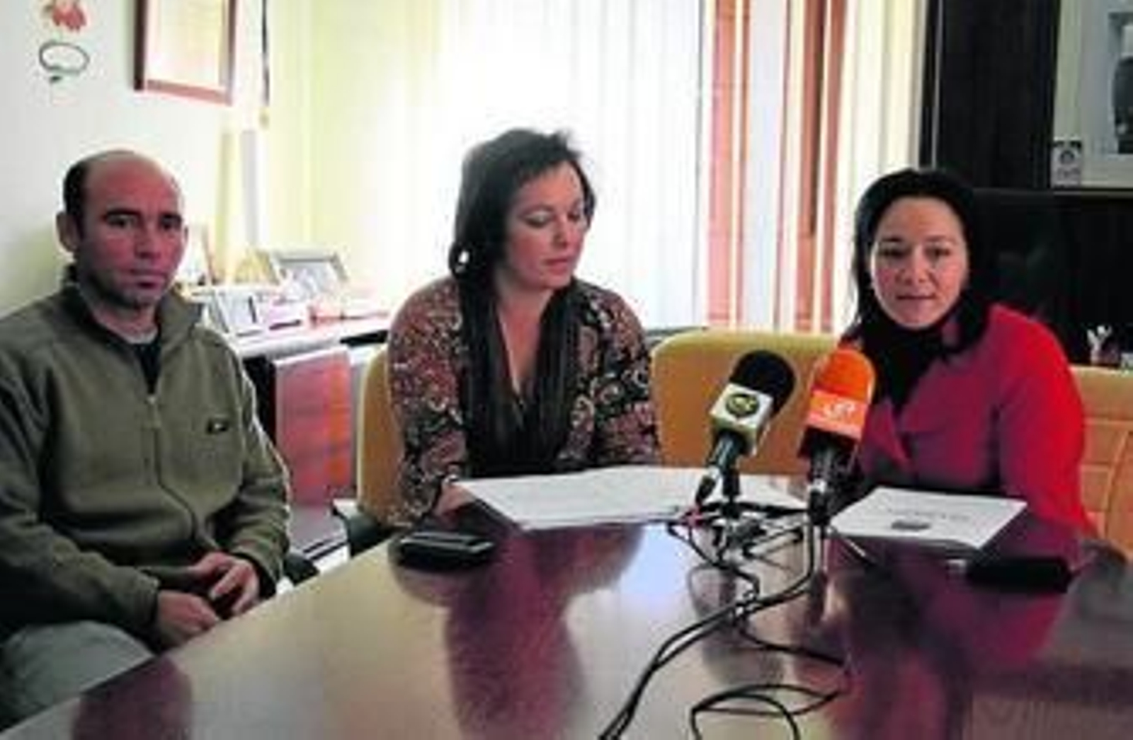 La delegada de Educación junto a la alcaldesa y el concejal Hernán.