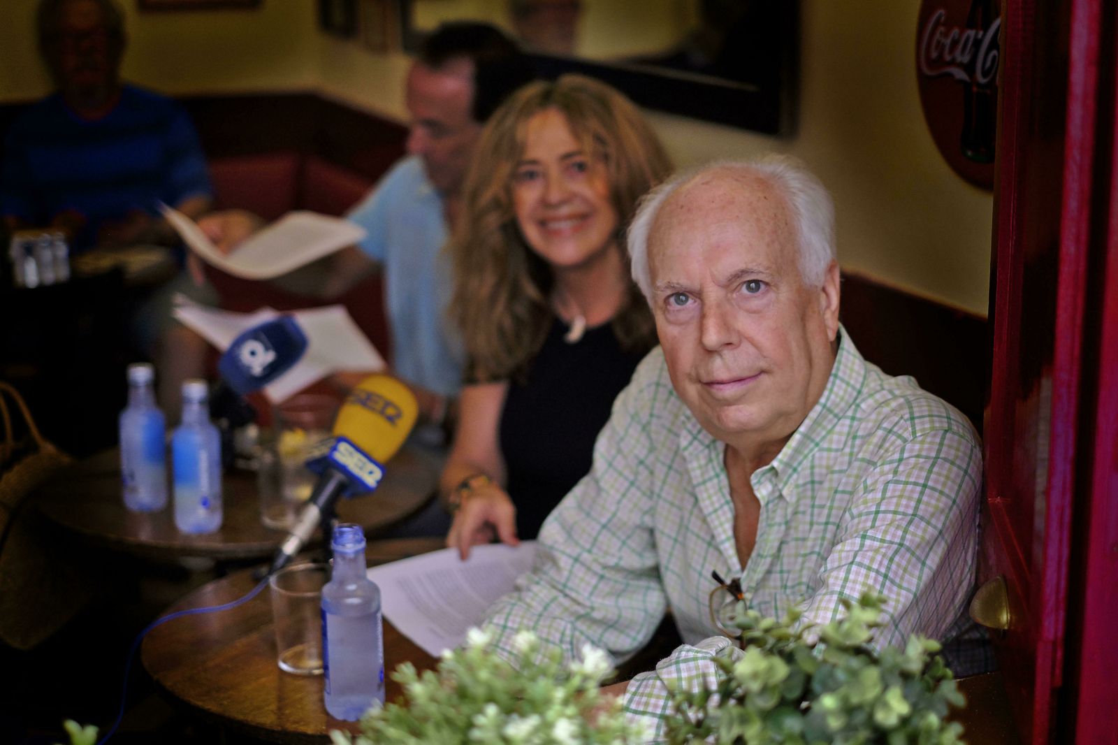 Eduardo Mendicutti durante un acto en el Café de Levante de Cádiz.