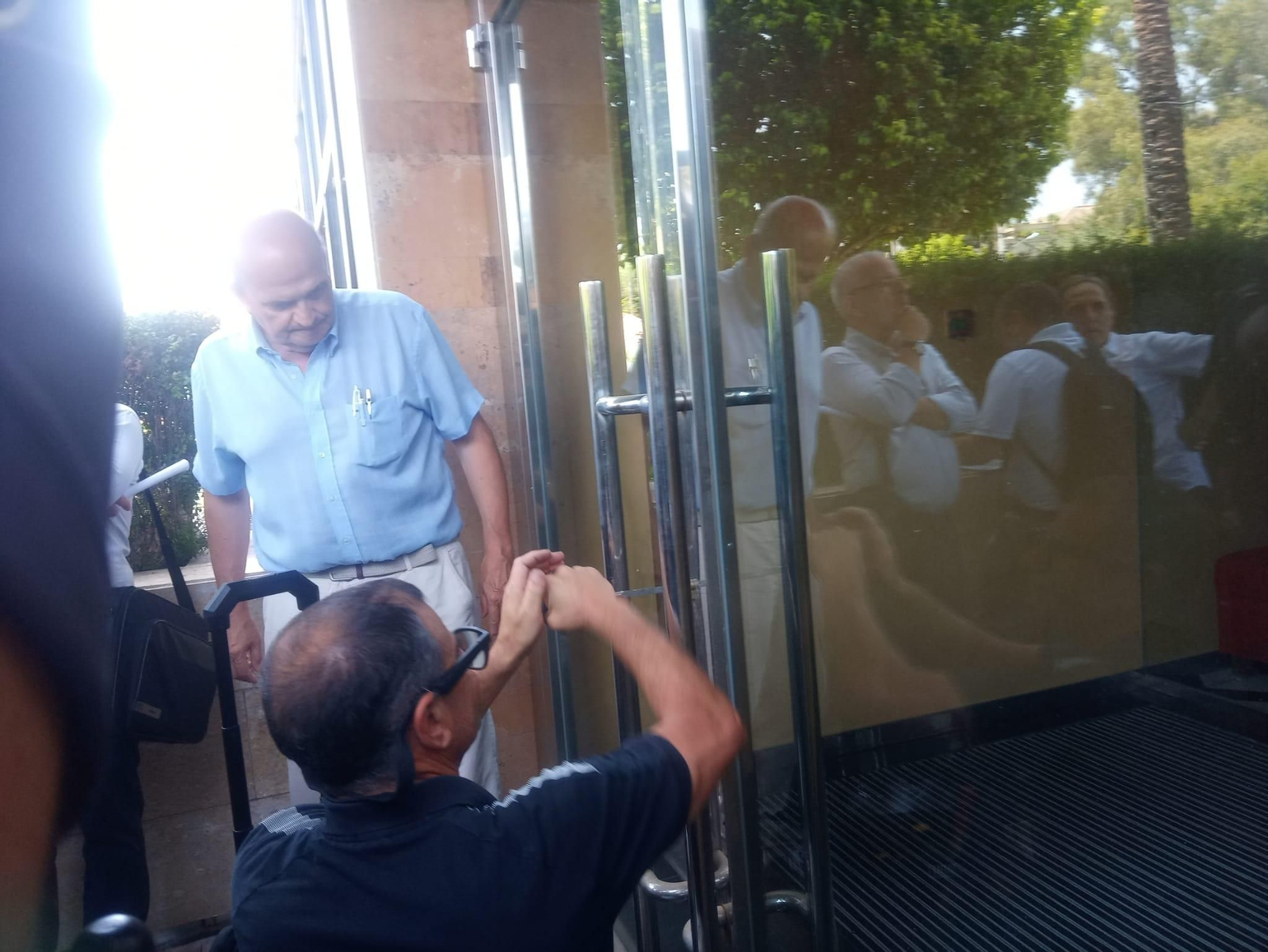 El cerrajero, durante el desalojo del hotel Guadalpín Banús de Marbella.