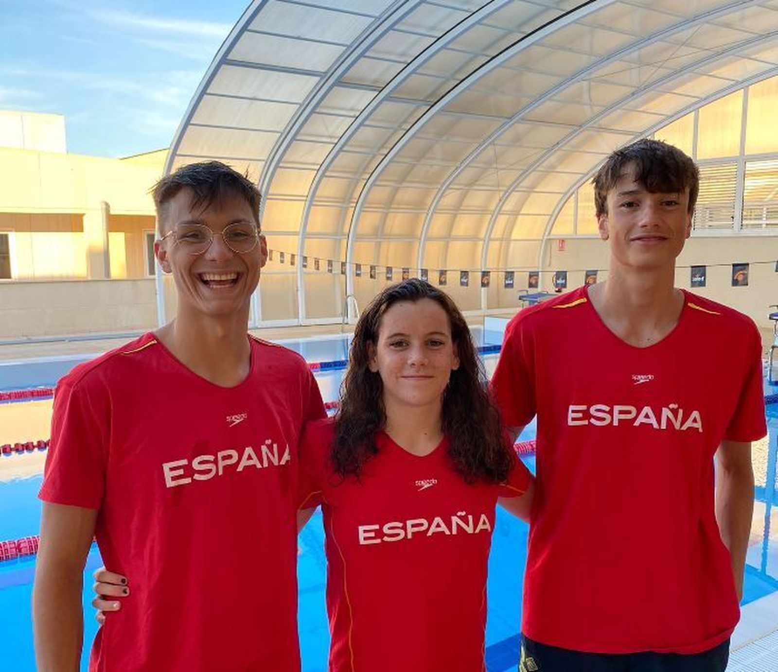 Ángel de Oña, a la izquerda, con sus dos compañeros.