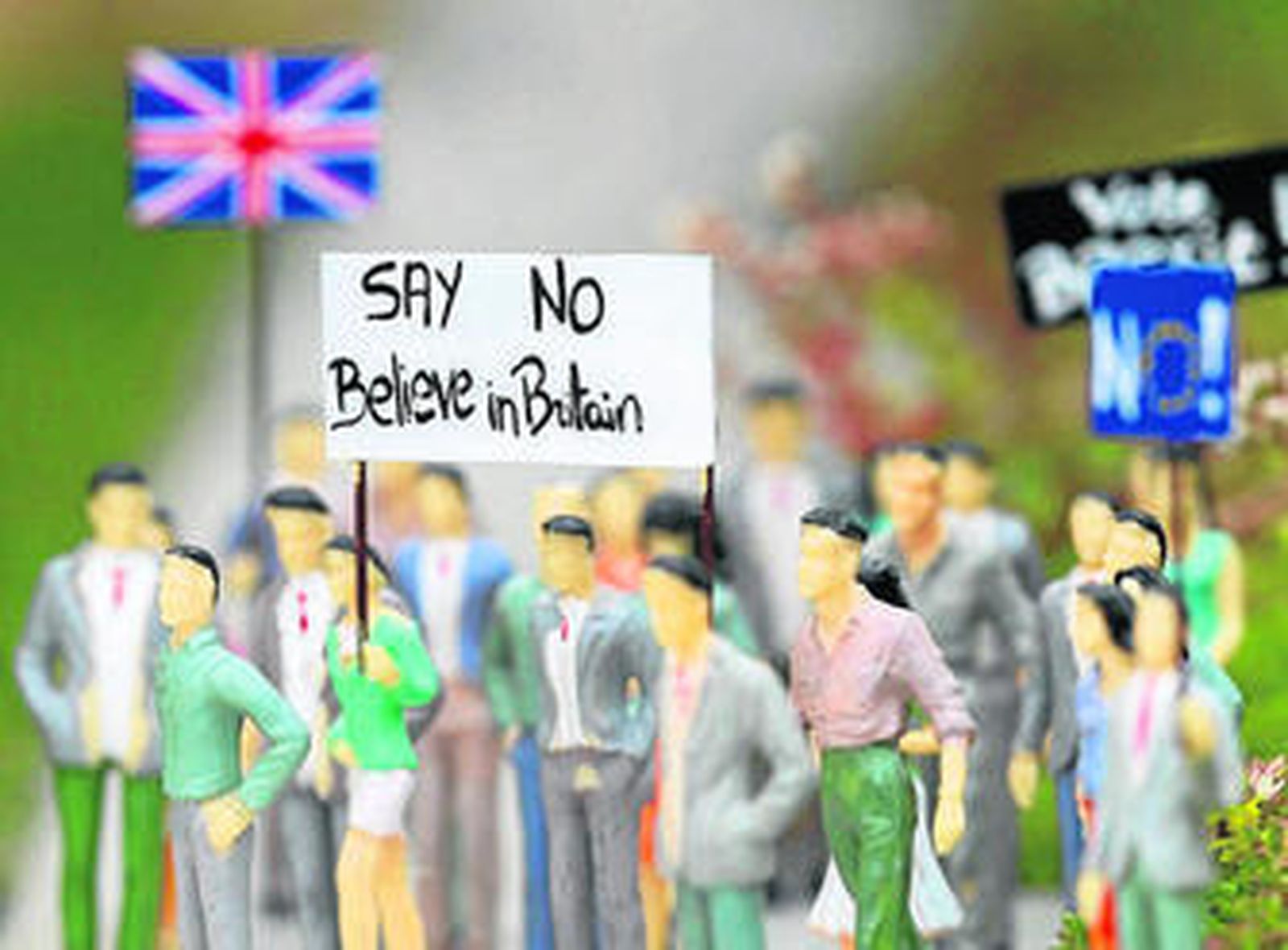 Varias figuras representan a los seguidores del 'Brexit' ante una miniatura del Parlamento británico expuesta en Bruselas.