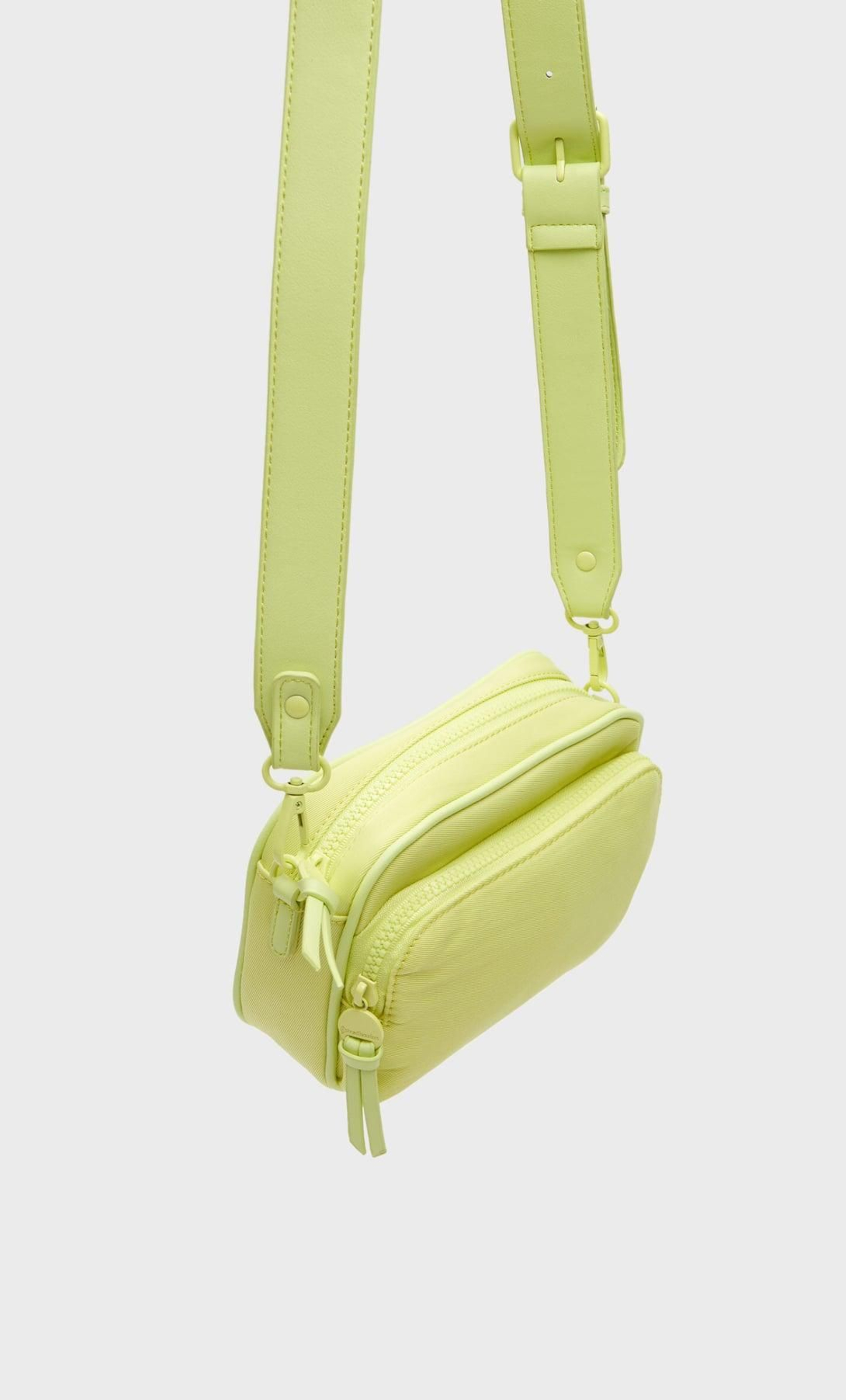 Bolso bandolera en color amarillo de Stradivarius.