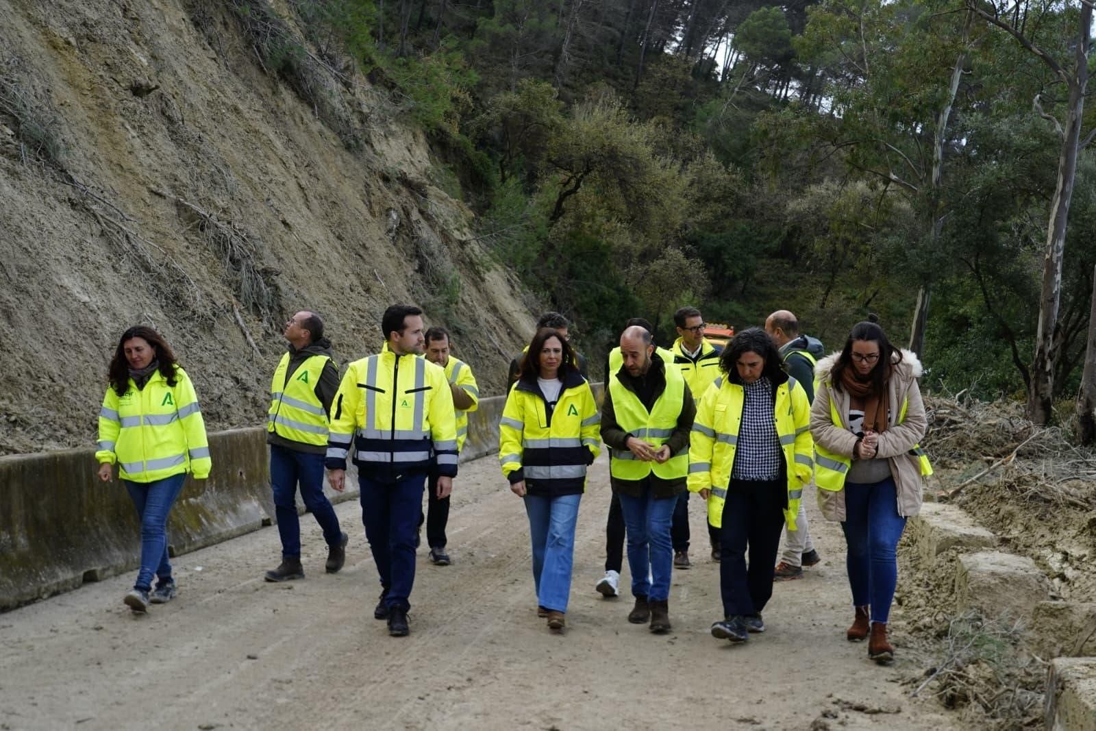 La consejera de Fomento, Rocío, junto a los alcaldes de El Bosque y Benamahoma, en la carretera afectada.