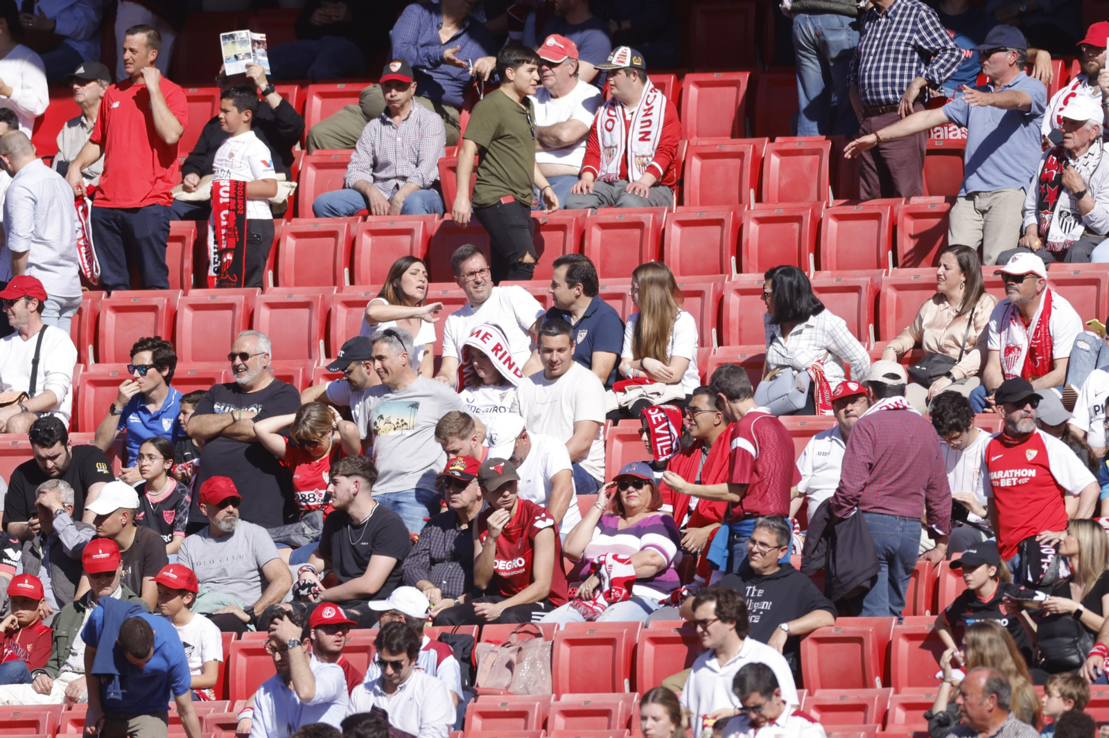 Búscate en las fotos del Sevilla-Almería