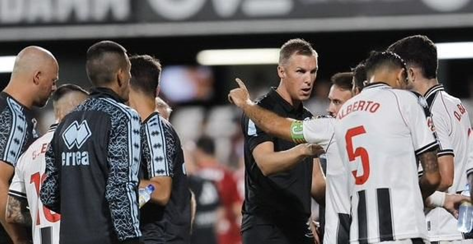 Johan Plat da órdenes a sus jugadores durante una pausa para la hidratación.