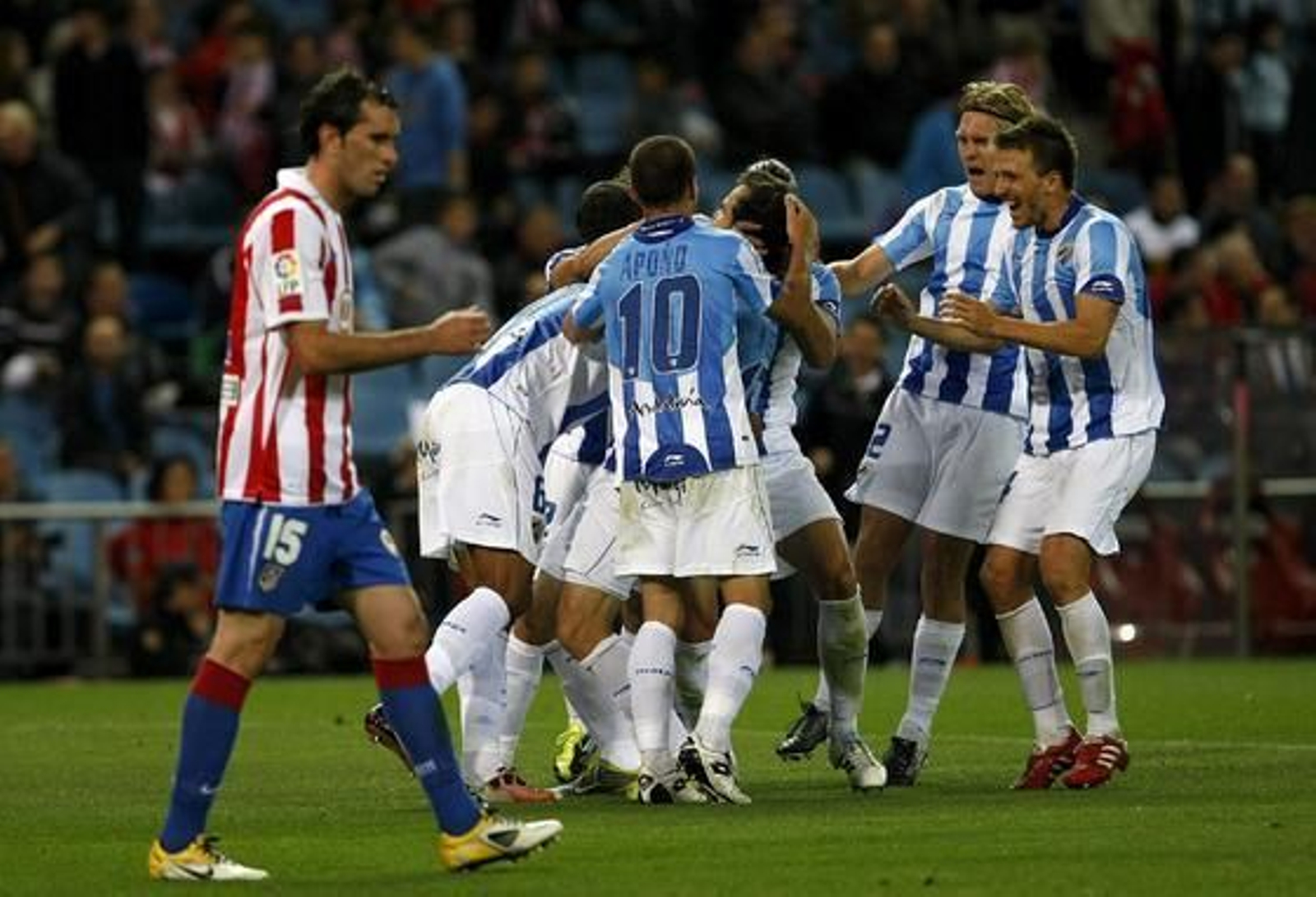 El Málaga golea al Atlético en el Calderón (0-3). / EFE