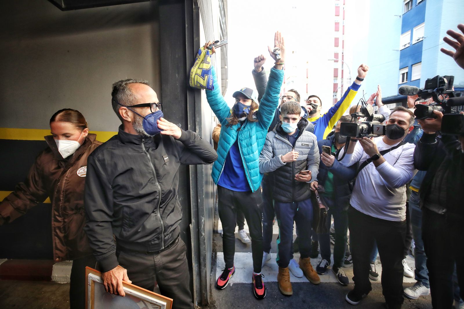 Álvaro Cervera, ya como ex entrenador del Cádiz, recibe el apoyo de la afición cadista a las puertas del Nuevo Mirandilla: "Me llevo una forma diferente de pensar y de vivir"