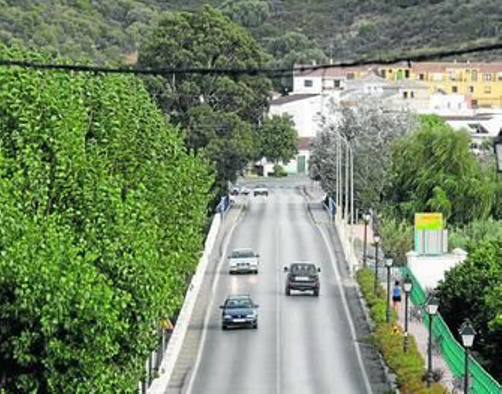Varios coches circulan por la A-2102, que une Tesorillo con Secadero (Casares). Varios coches circulan por la A-2102, que une Tesorillo con Secadero (Casares).