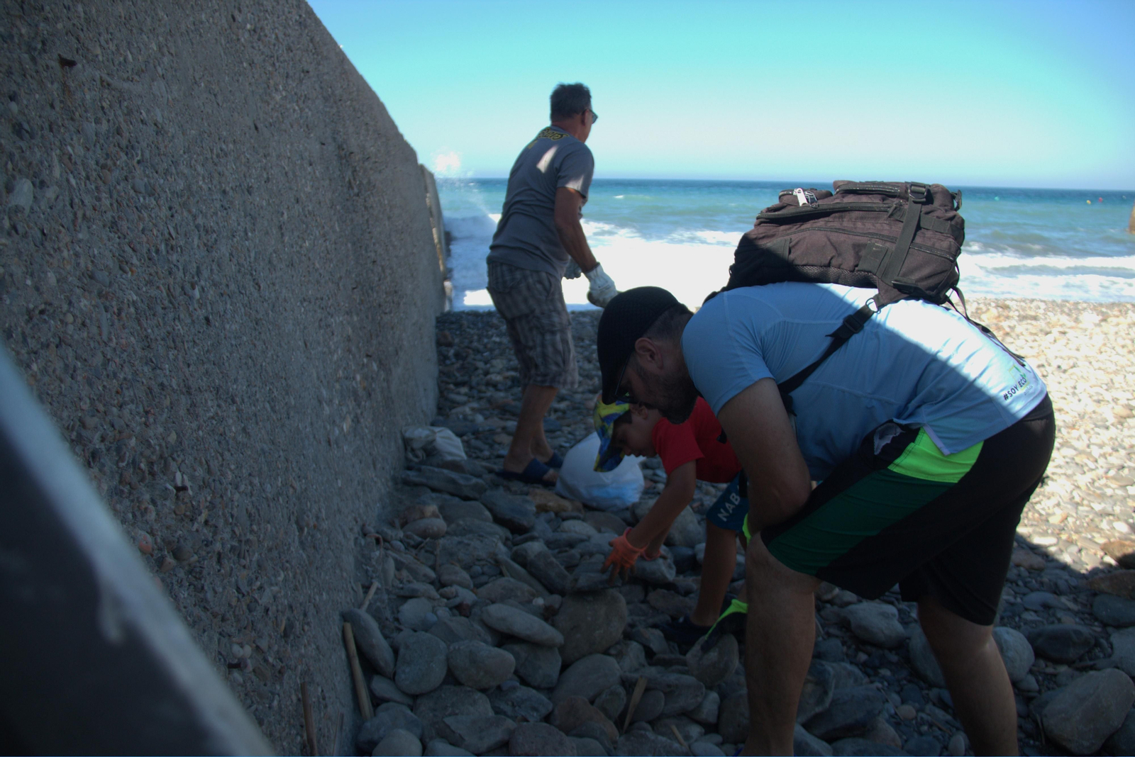 Así ha sido la jornada de limpieza de la desembocadura del río Guadalfeo en Salobreña
