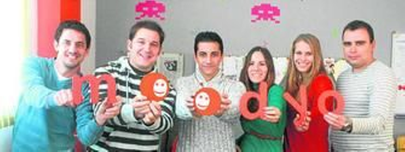 Javi Padilla y Álex Guerra posan junto al resto del equipo de Moodyo.