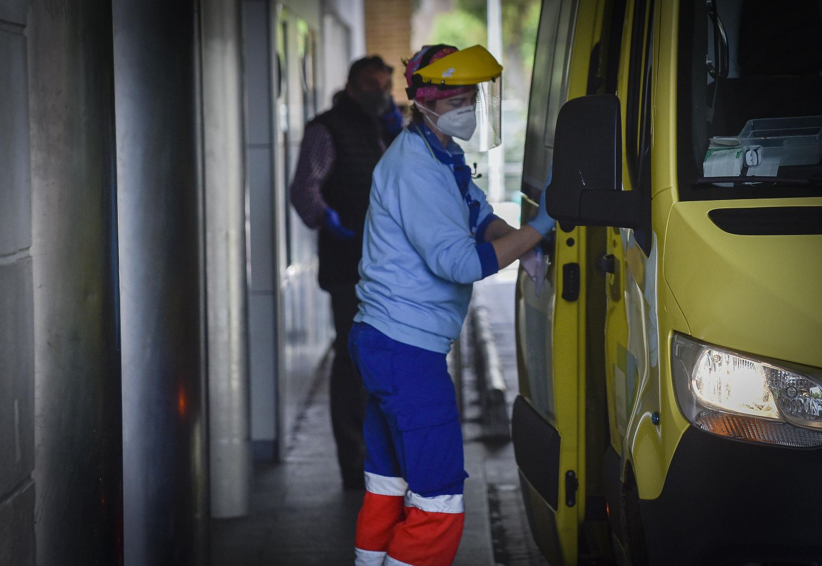 Personal sanitario de ambulancia a las puertas de las Urgencias del Macarena.