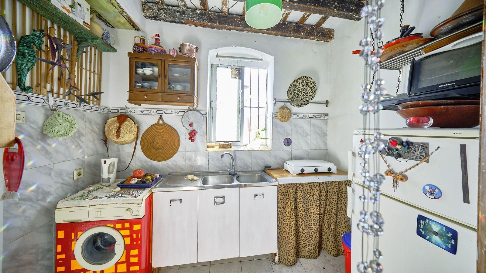 Muebles auxiliares de madera de pino se utilizan para parte de la decoración de la cocina.