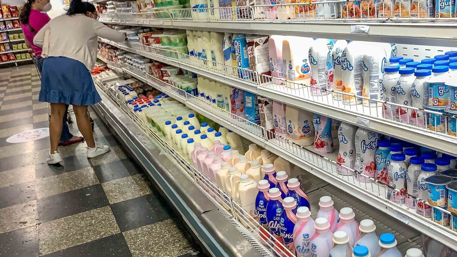Dos mujeres en la sección de Lácteos.