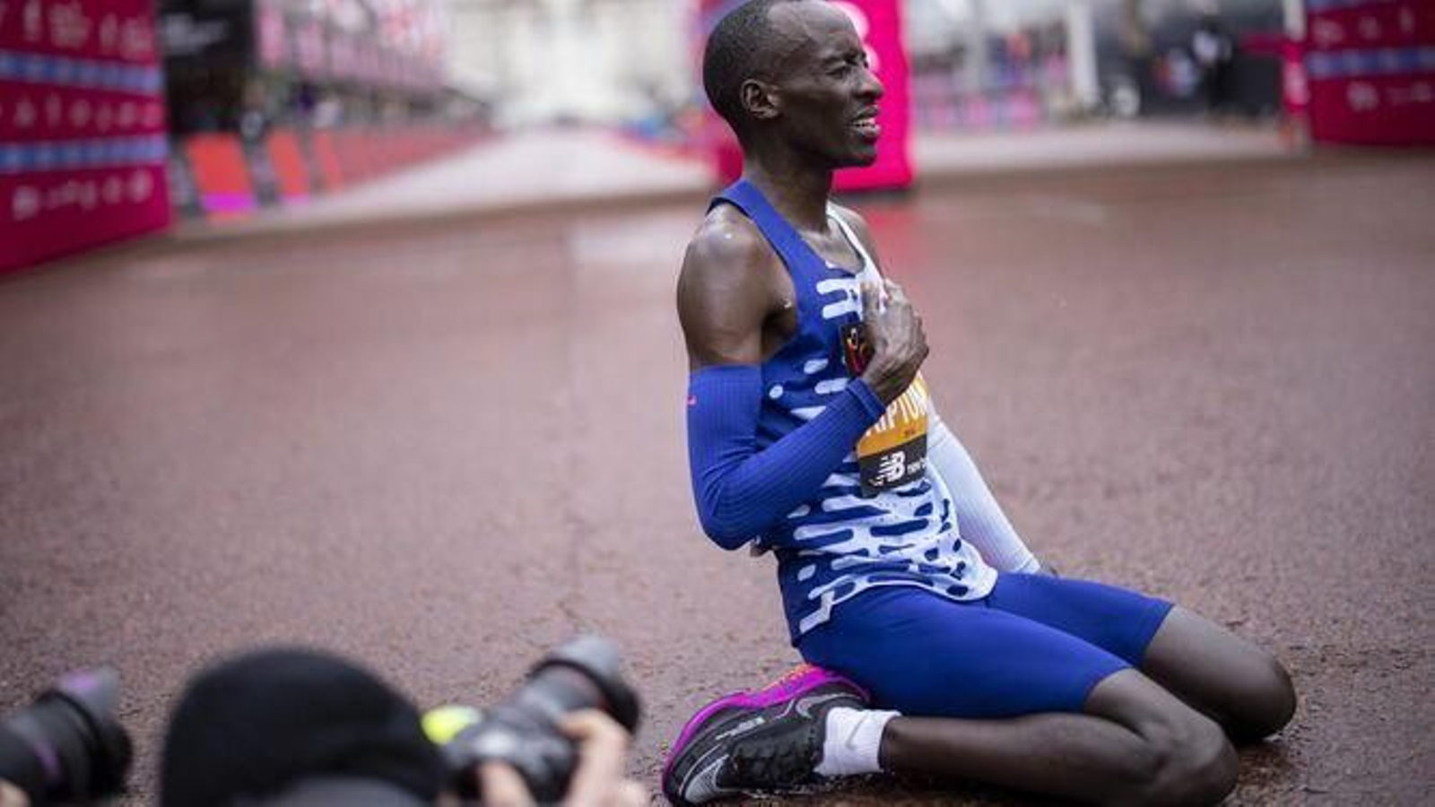 Kiptum celebra uno de sus grandes éxitos.