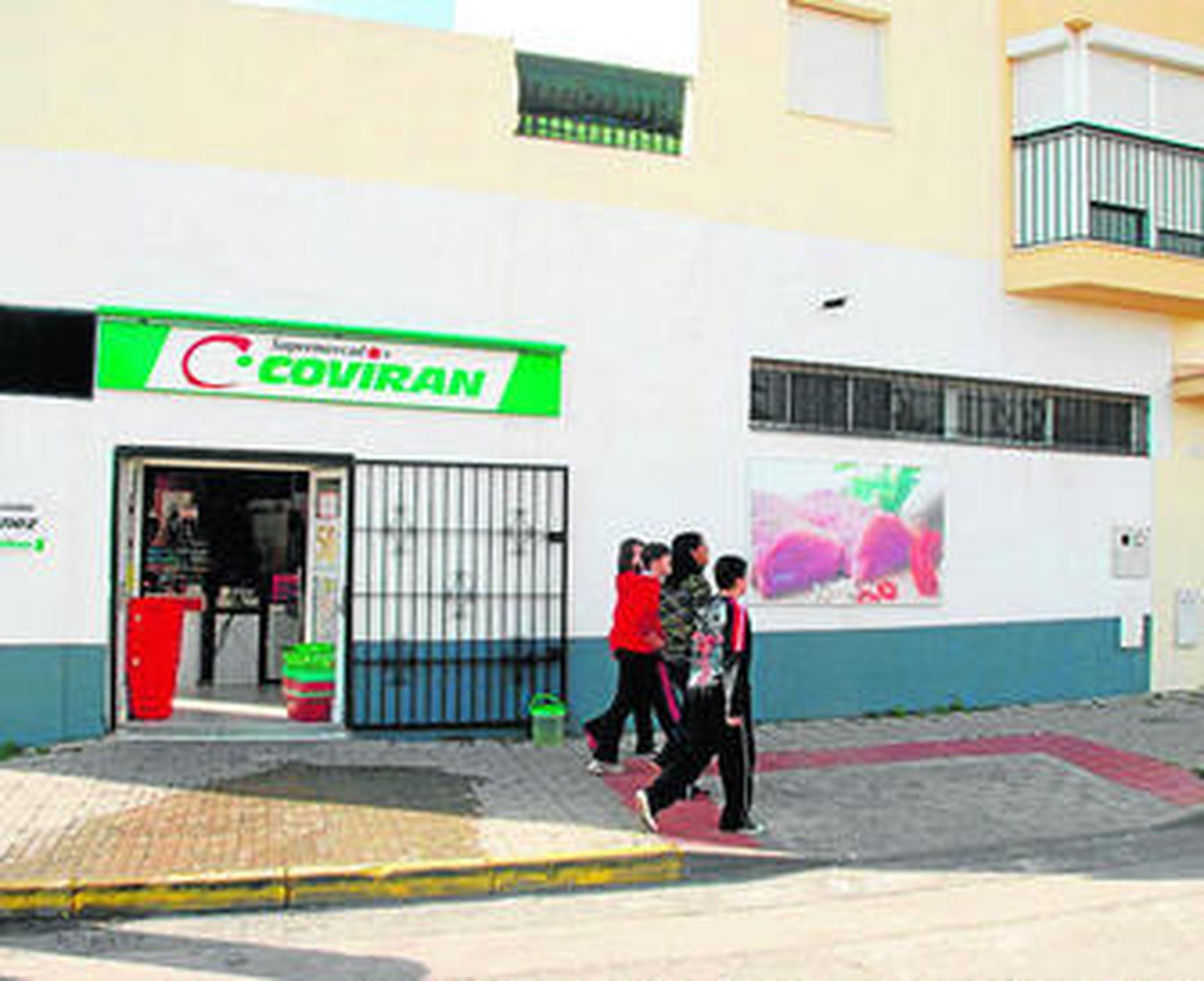 Exterior del supermercado situado en la zona del Almendral.