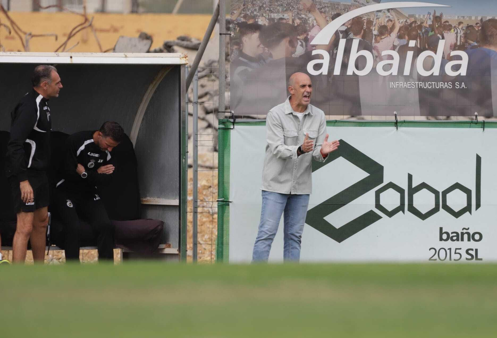 Alberto Monteagudo da ánimos a sus futbolistas