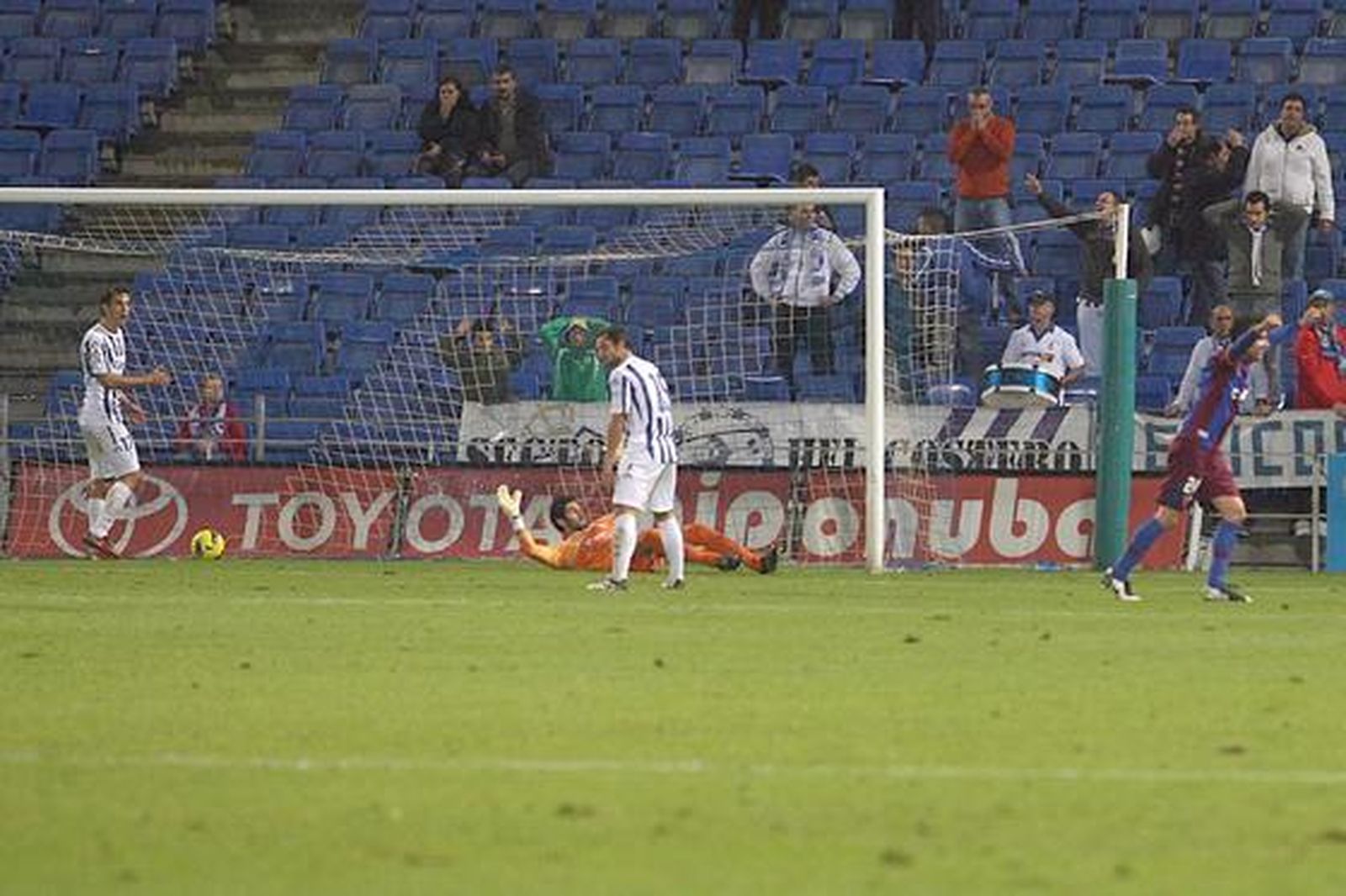 El Recreativo no pasa del empate en casa ante el Huesca. / Espínola