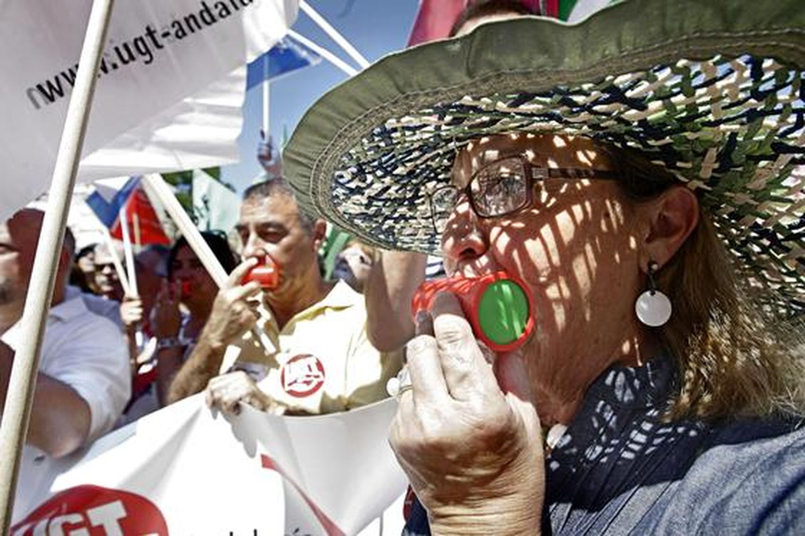 Más de 2.400 empleados públicos gaditanos secundan la huelga de funcionarios. 

Foto: Julio Gonzalez