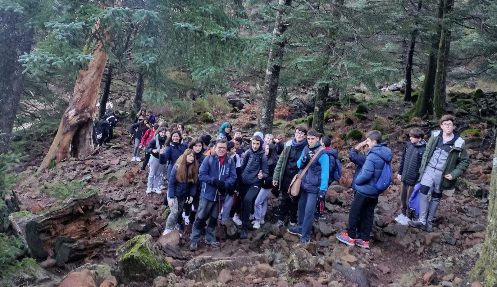 Un grupo de escolares realizando una ruta de senderismo.