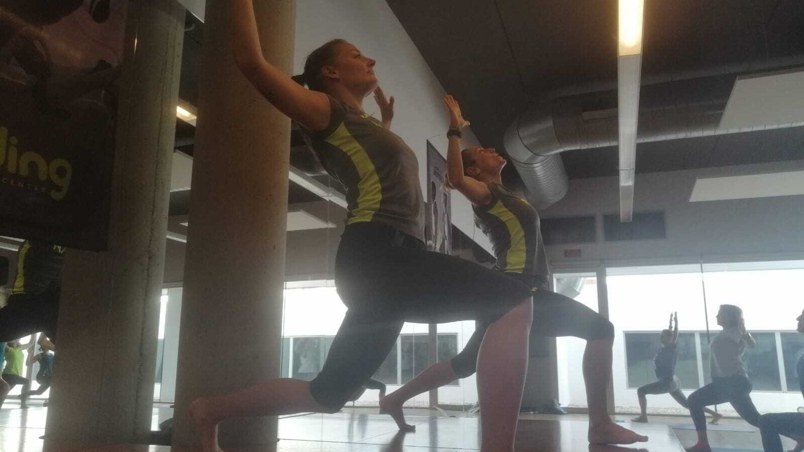 Dos monitoras en una de las actividades dirigidas.