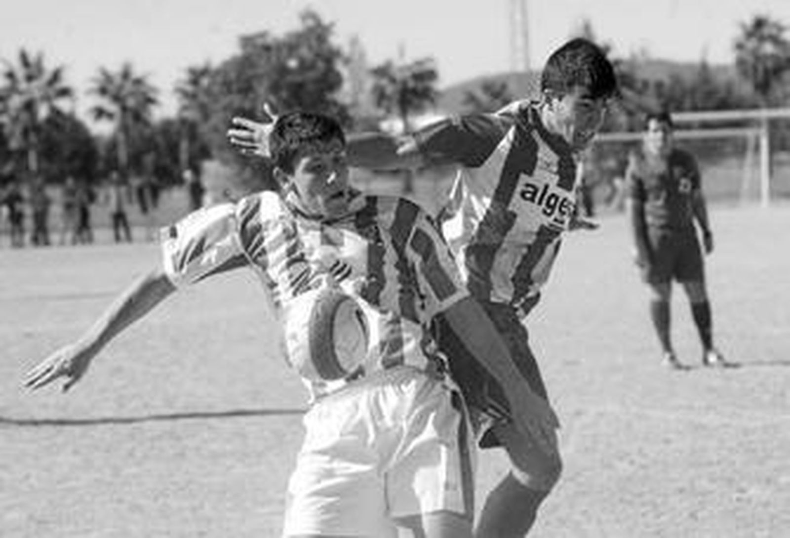 Un instante del Córdoba B/Algeciras, jugado ayer en el albero de la Ciudad Deportiva.