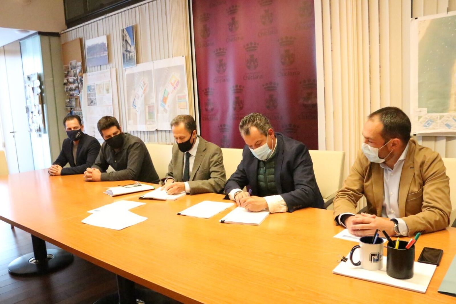 Instante de la firma del contrato en el despacho de la Alcaldía.