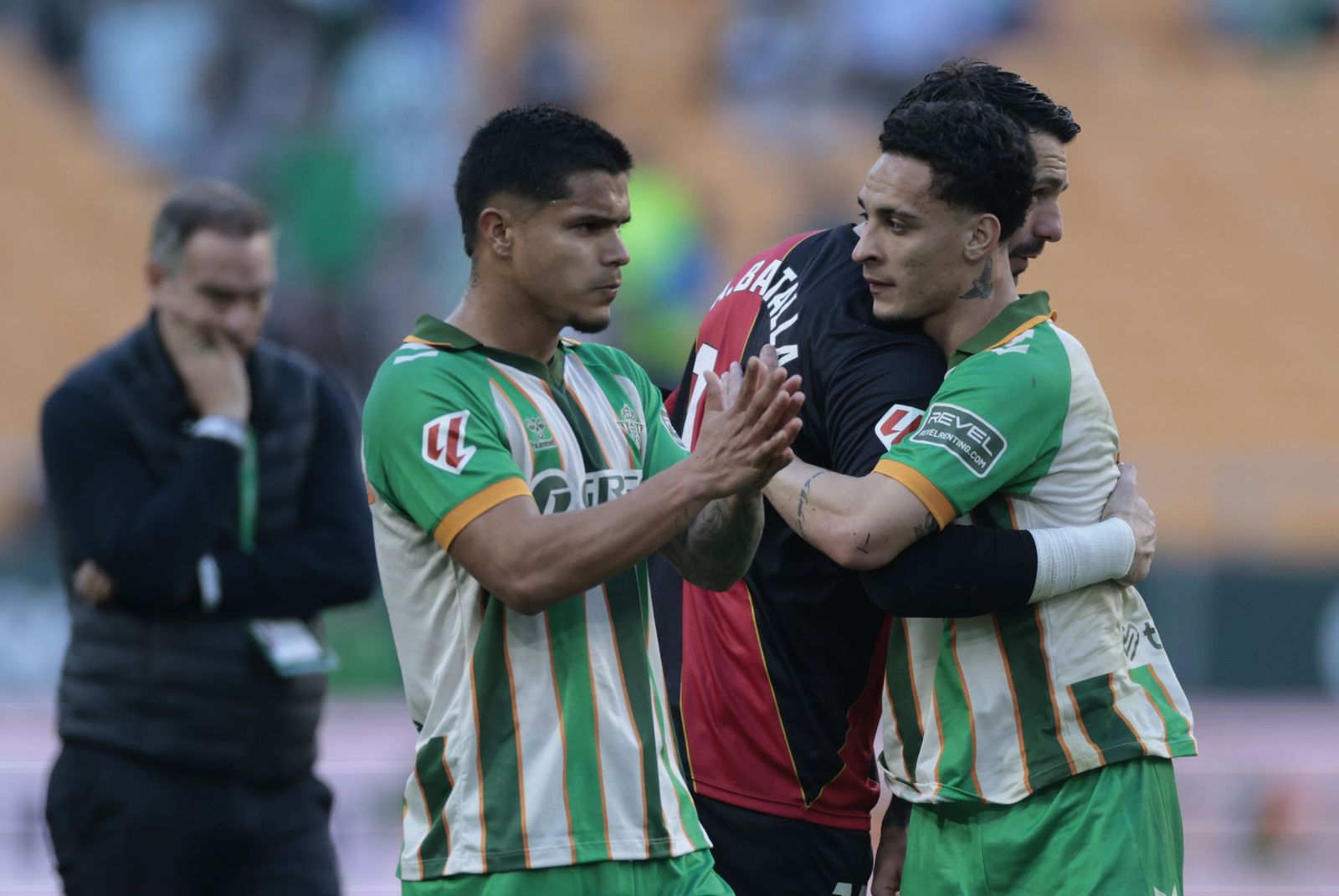 Antony se abraza con Batalla al finalizar el encuentro.