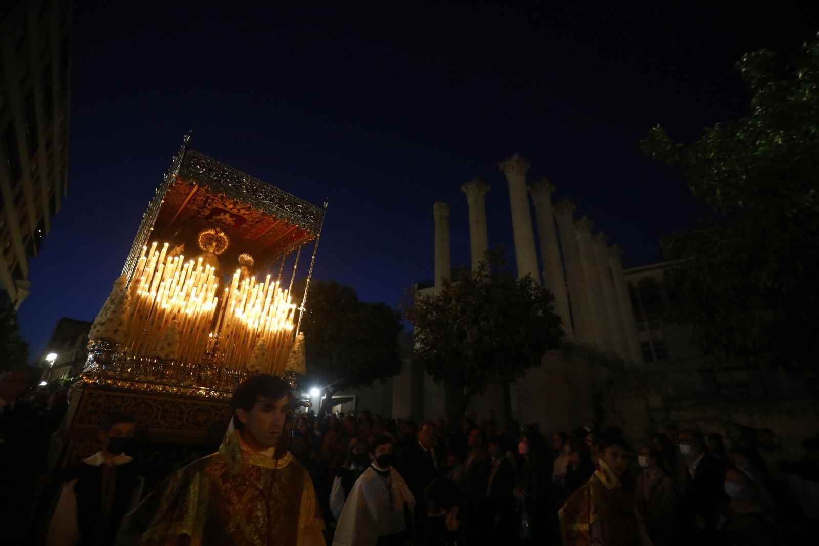 Viernes Santo en Córdoba: la procesión del Santo Sepulcro, en imágenes