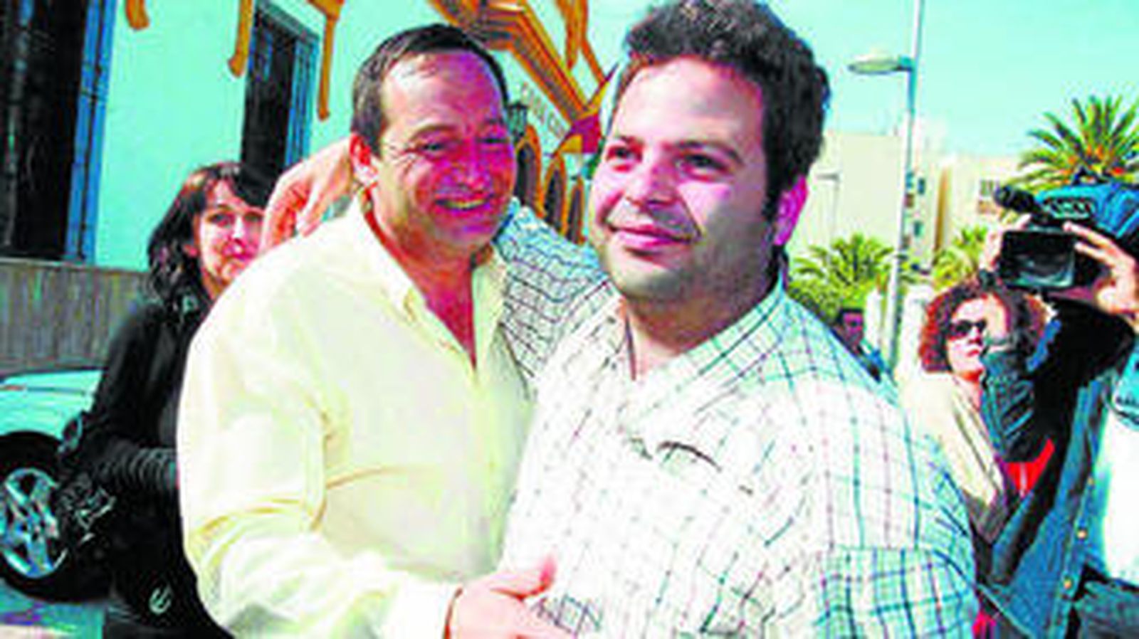 Cándido Trabalón abraza al concejal de Urbanismo, Manuel Tijeras, también imputado en esta causa.