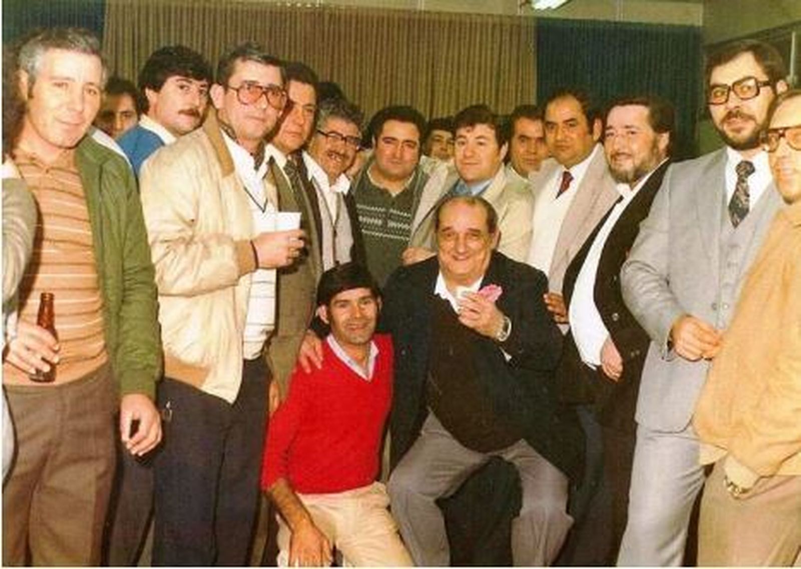 Eustaquio Macías, cuarto por la derecha, en la inauguración de la Peña Flamenca