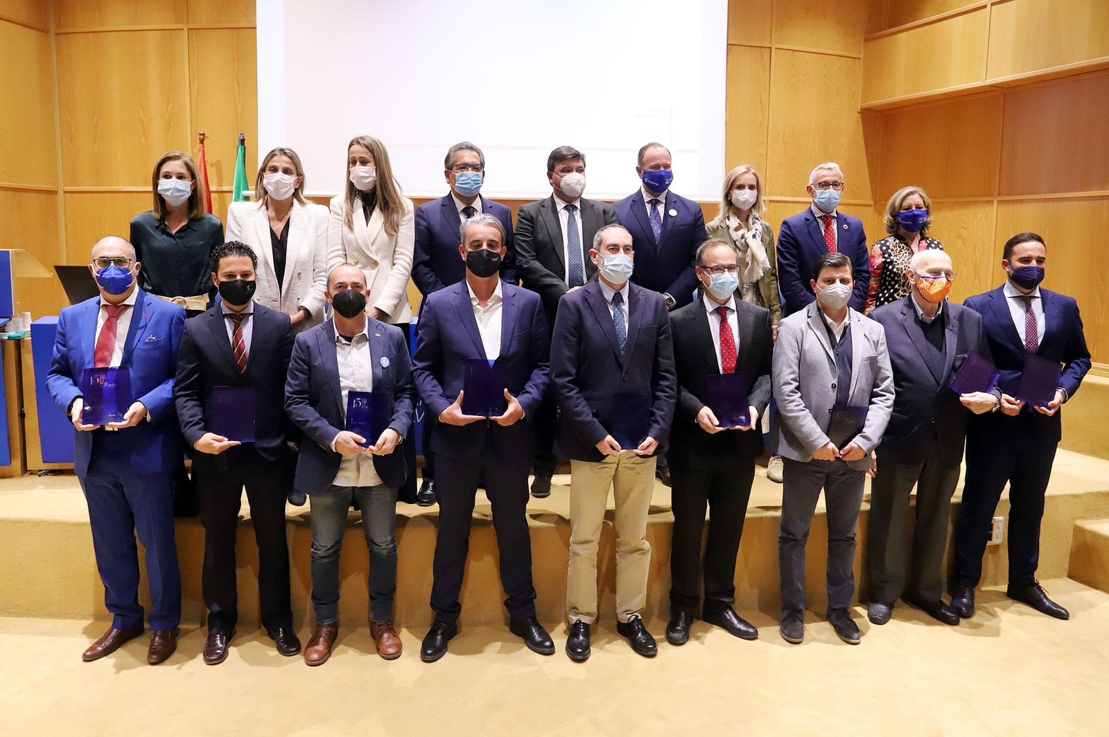 Los presidentes de la FOE y la Fundación Cajasol con las autoridades y premiados.