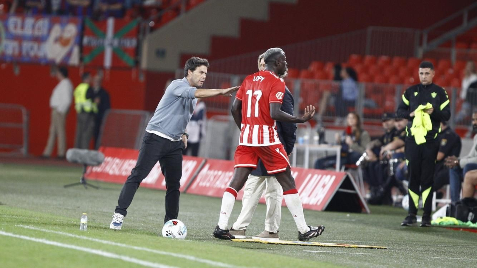 Joan Francesc Ferrer Sicilia 'Rubi' tiende la mano a Dion Lopy, que no saluda al técnico rojiblanco.