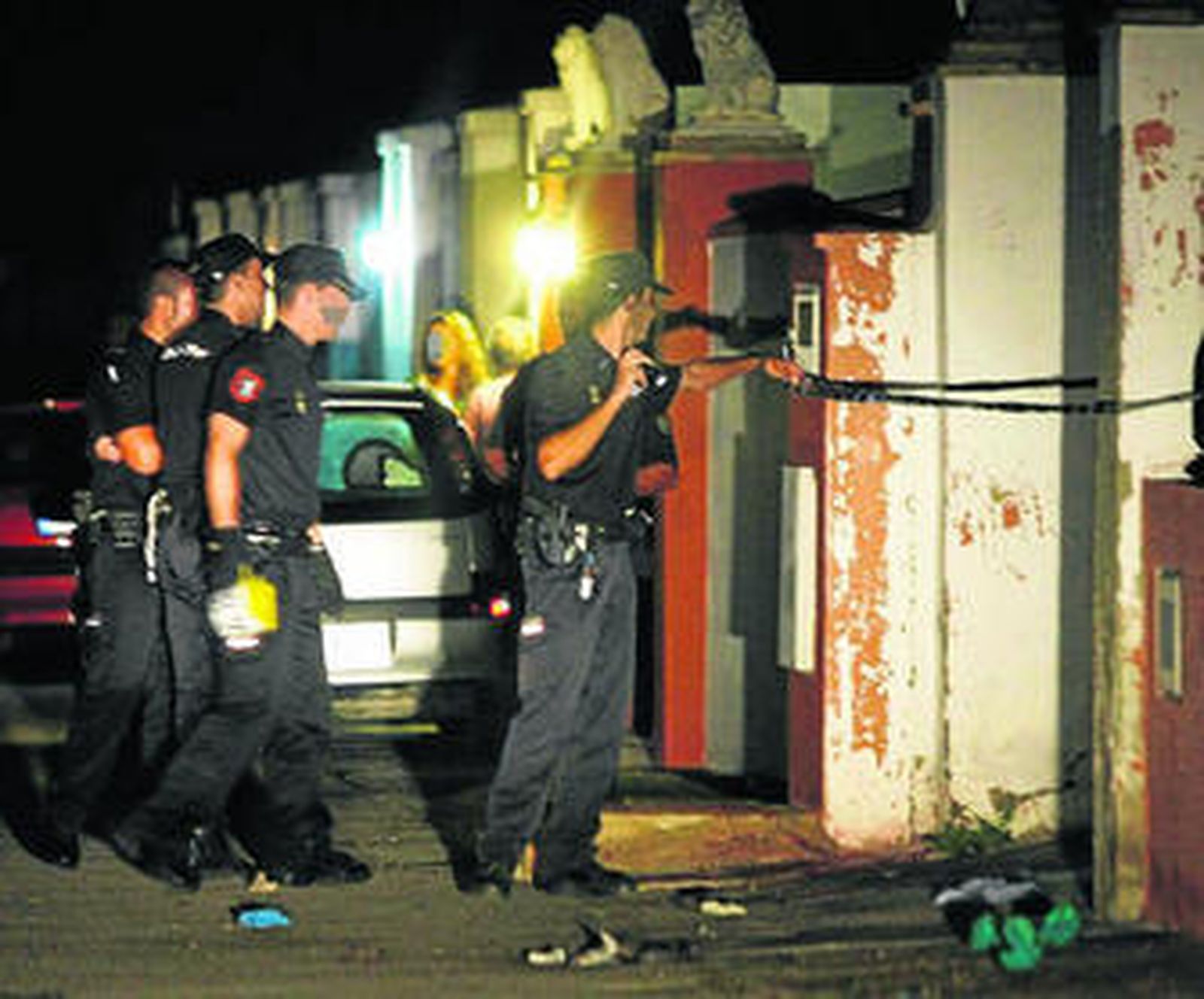 Varios agentes de Policía, en el lugar donde fue abatida a tiros en El Puerto una mujer el verano pasado.´