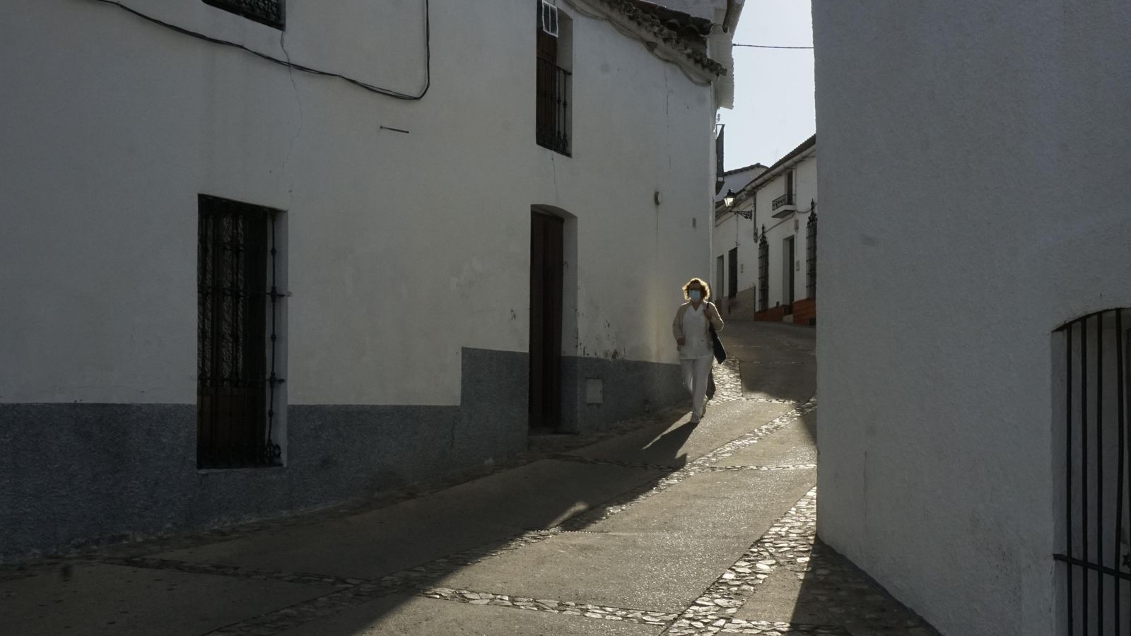 Las calles del núcleo principal de El Castillo de las Guardas, que consta de otras 9 aldeas y 4 urbanizaciones en su término municipal. Las calles del núcleo principal de El Castillo de las Guardas, que consta de otras 9 aldeas y 4 urbanizaciones en su término municipal.