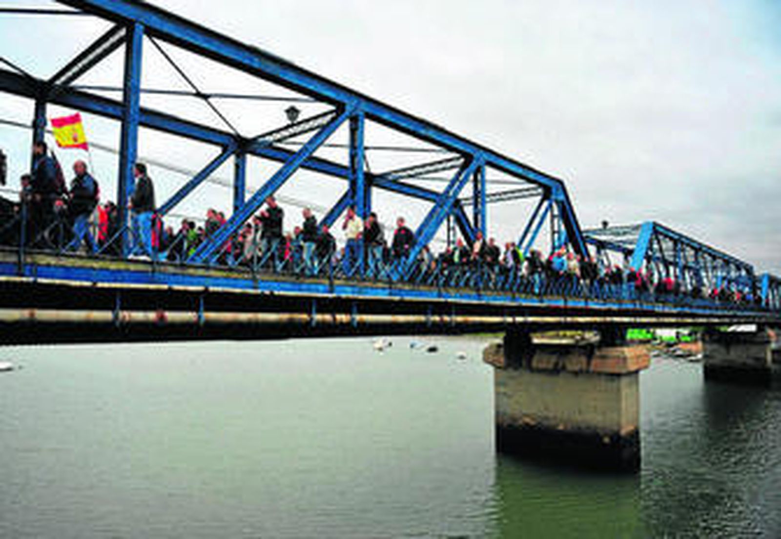 La plantilla de Navantia cruza el puente de Hierro, pasadas las cuatro de la tarde.