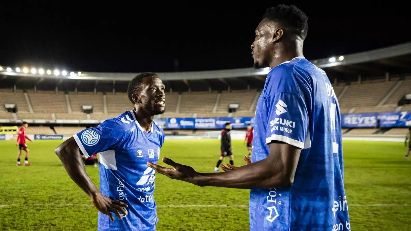 Emaná, que reapareció tras su larga lesión, conversa con Udom al final del partido.