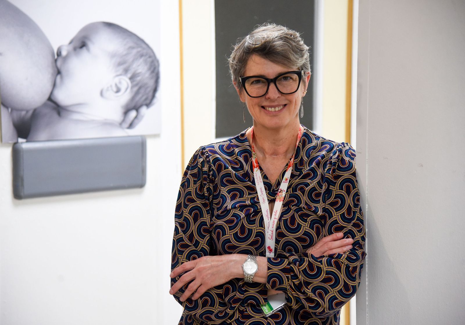 La presidenta del congreso, la pediatra Ana Jiménez, en el área de pediatría del Hospital Virgen Macarena.