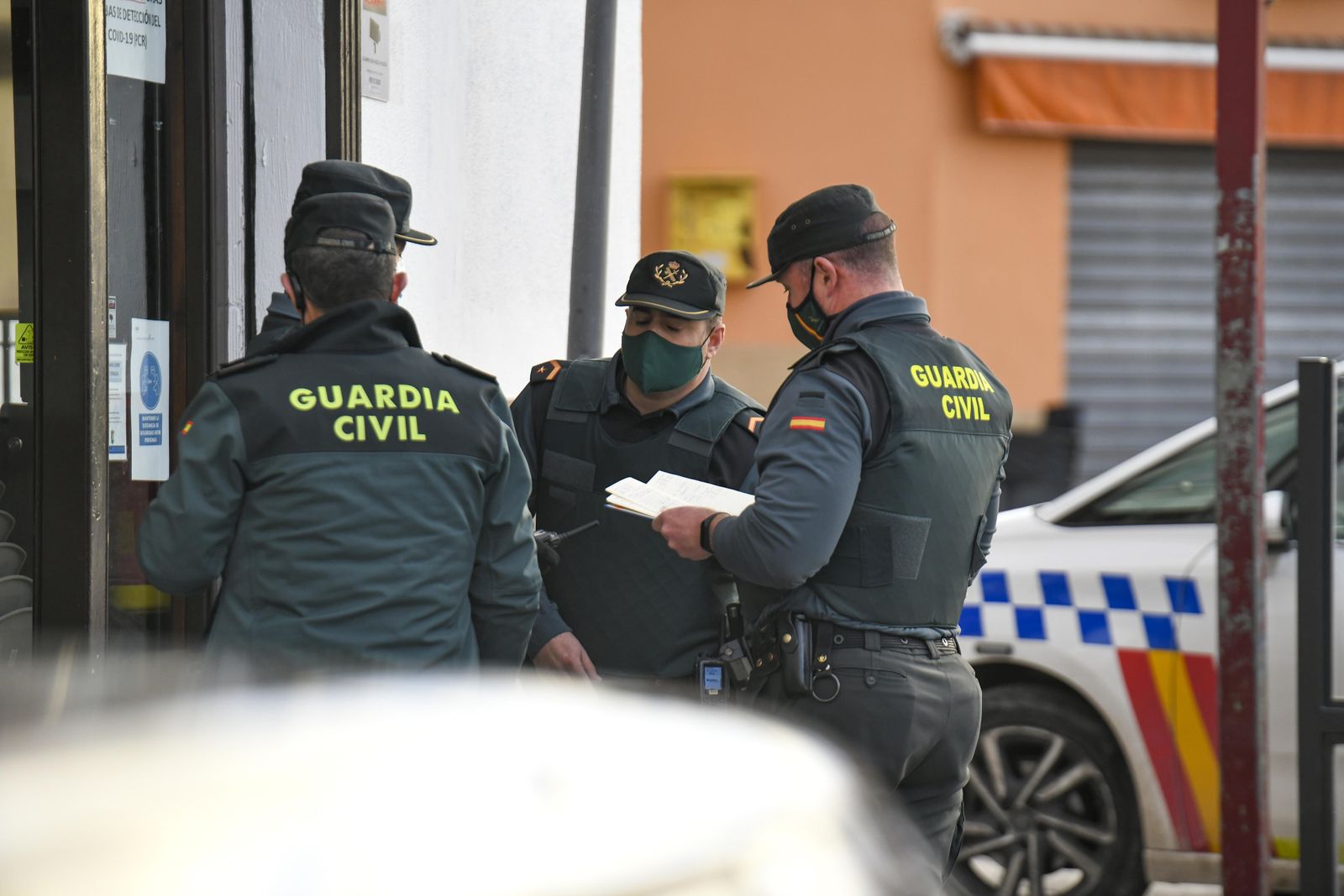 Fotos: Así ha sido la redada de la Policía Local y la Guardia Civil en un bar de Ogíjares que incumplía las restricciones