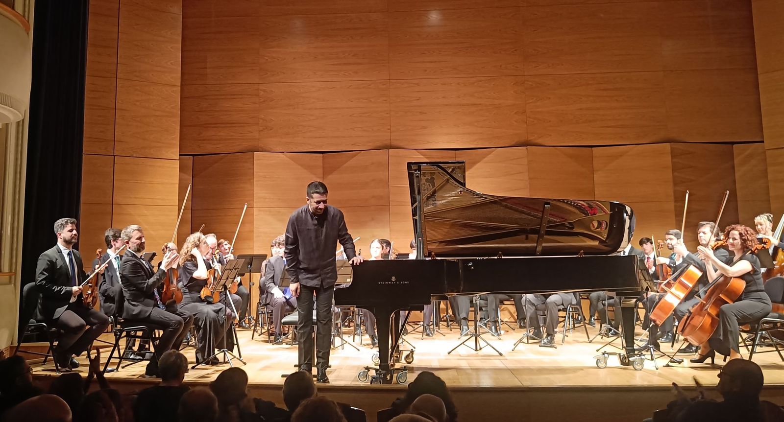 Iván Macías recibe la ovación del público.