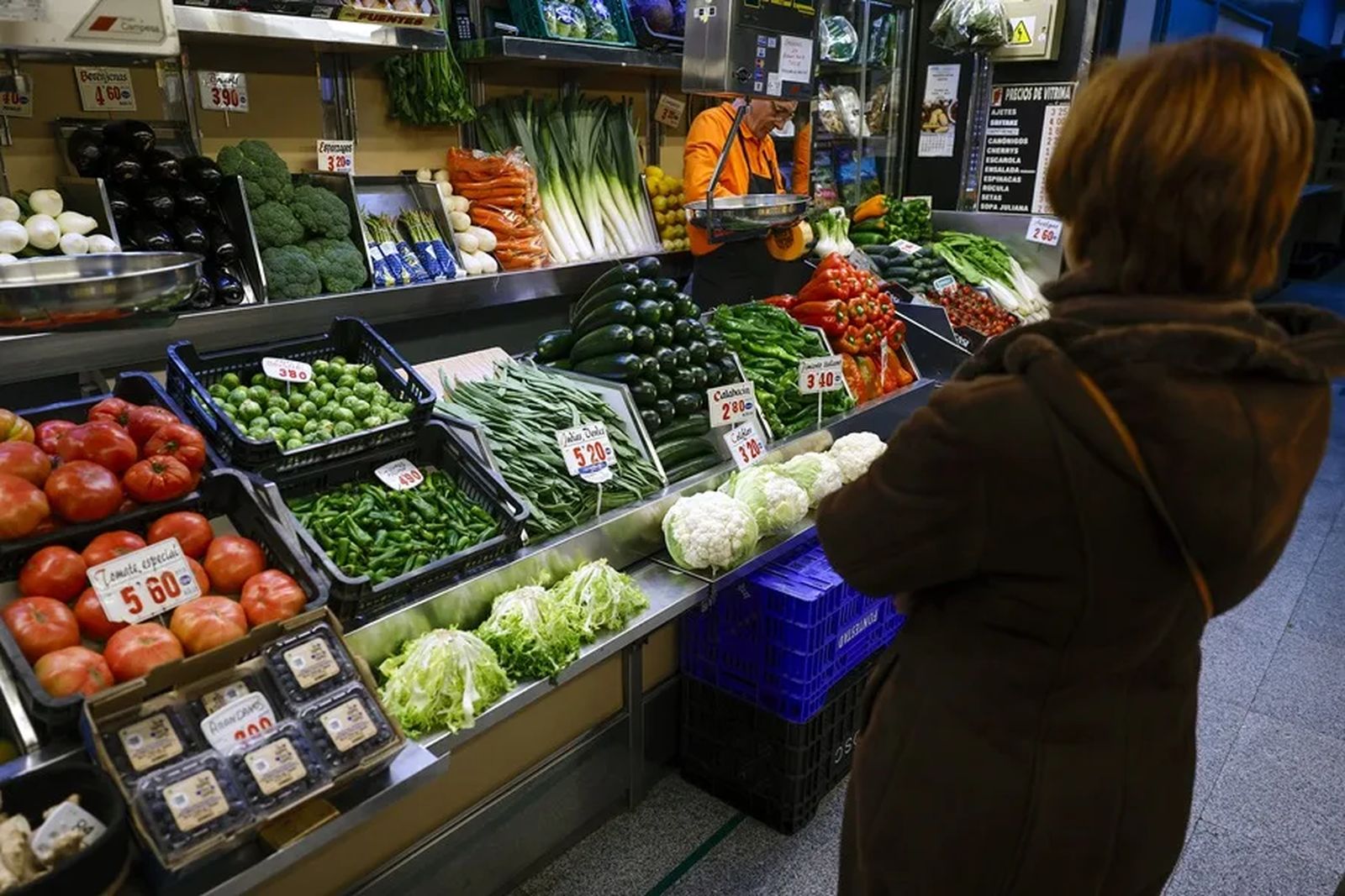 Una persona se dispone a comprar en una frutería.