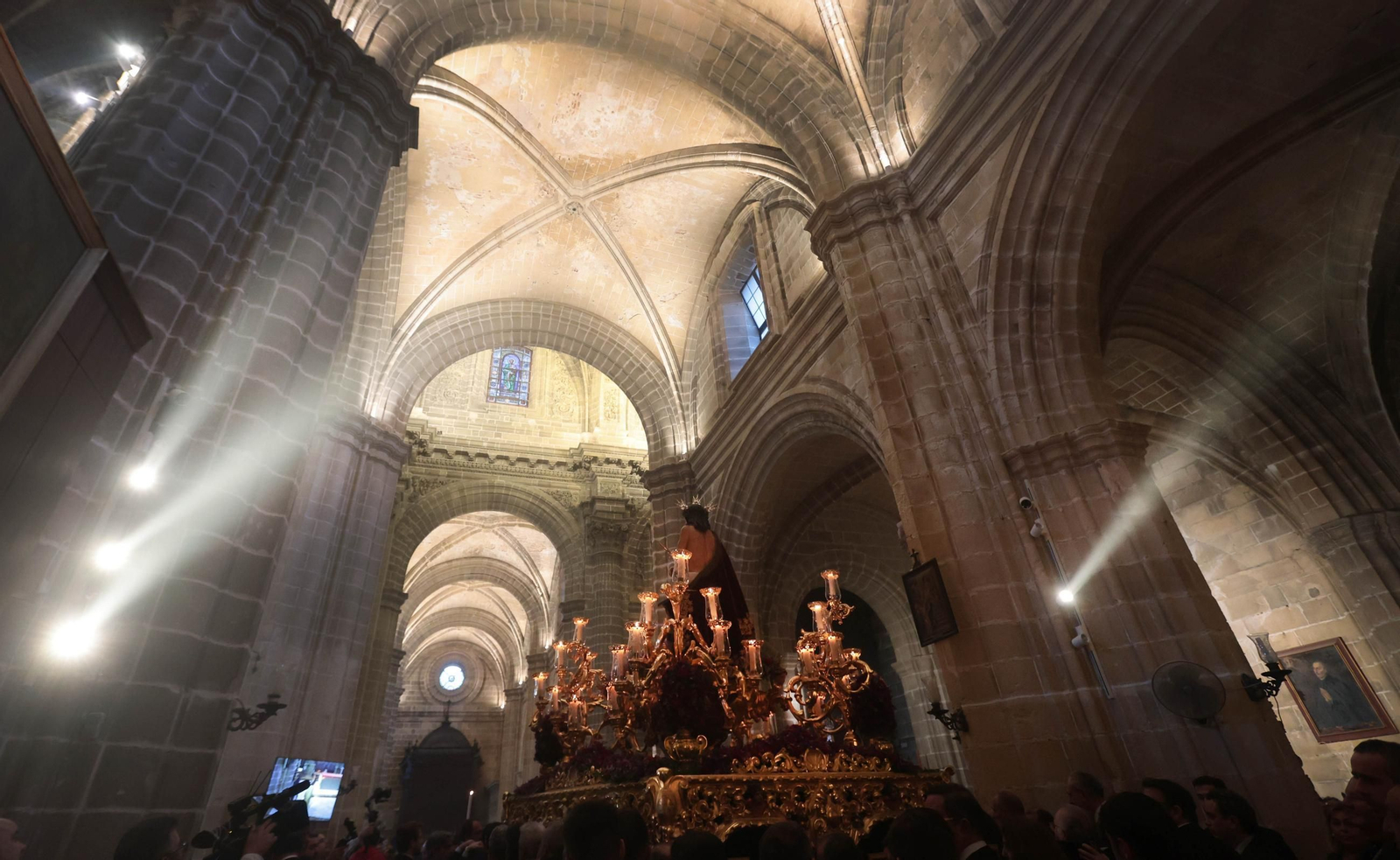 Viacrucis de las Hermandades con el Señor de la Coronación en Jerez