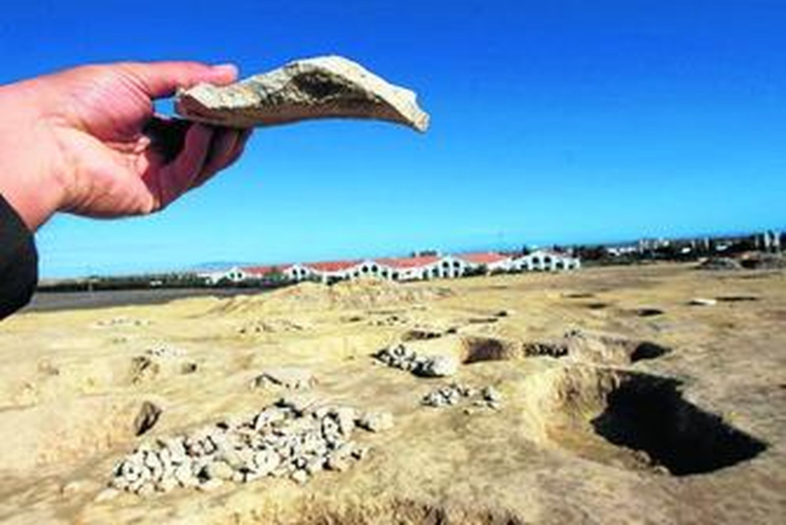 Uno de los trozos de cerámica encontrados en los terrenos de El Carrascal.