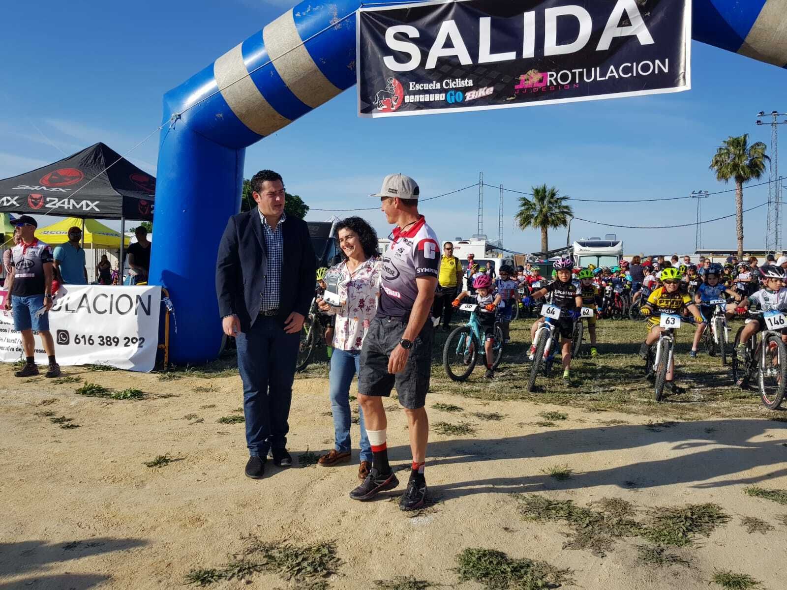 La organización ha entregado una placa de agradecimiento a Nieves Mendoza y Salvador Ruiz por la colaboración de la entidad local.