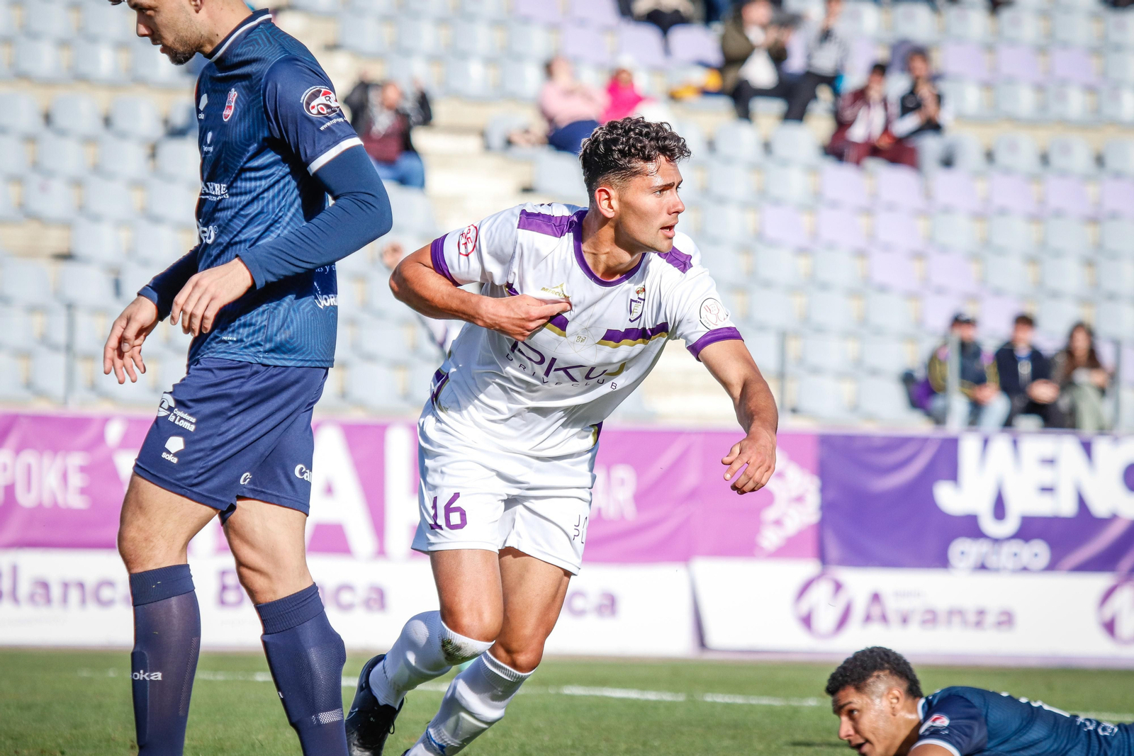 Juanma Porro, tras anotar el gol del triunfo ante el CD Torreperogil.