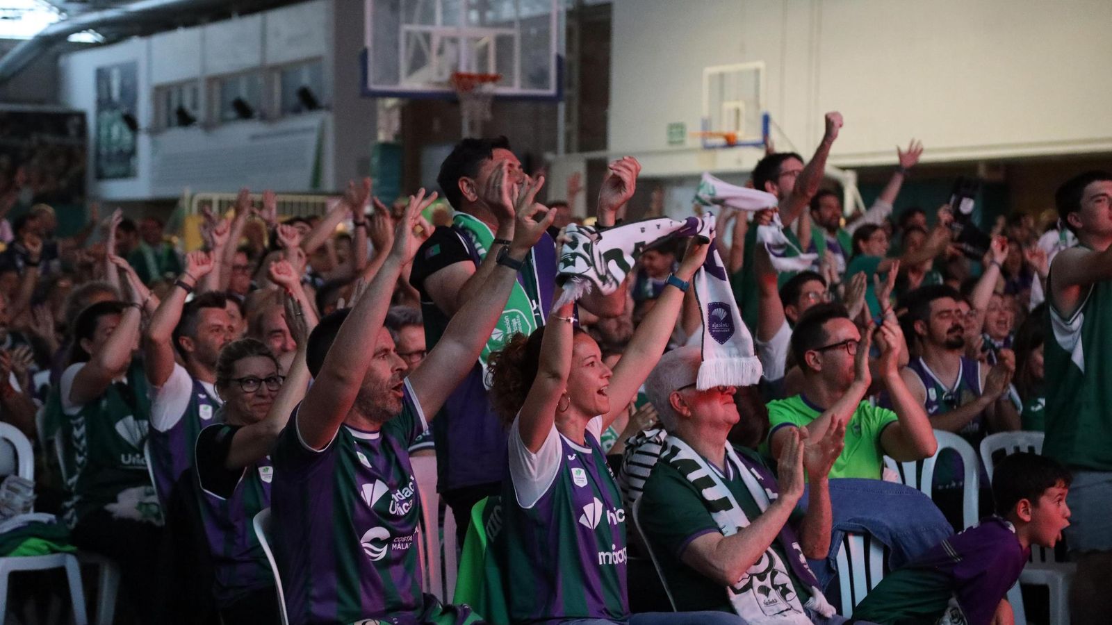 La locura en Los Guindos: ¡Búscate durante la final de BCL del Unicaja!