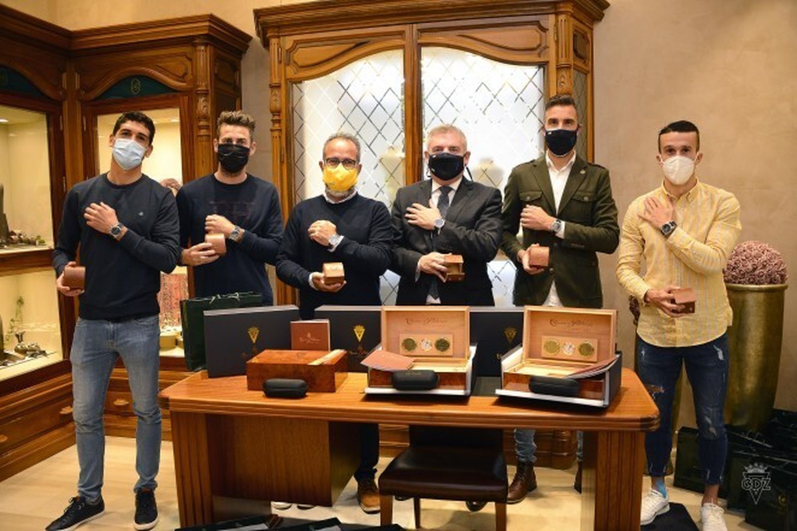 Presidente, entrenador y capitanes del Cádiz CF con el reloj del ascenso.