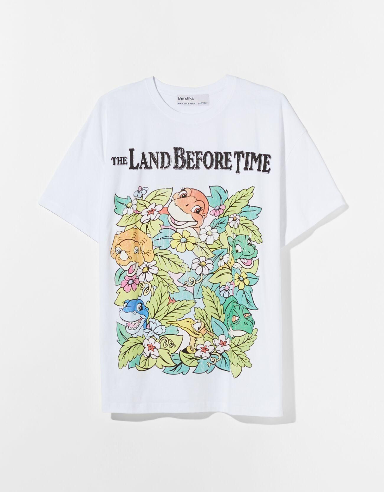 Camiseta de En busca del Valle Encantado de Bershka.