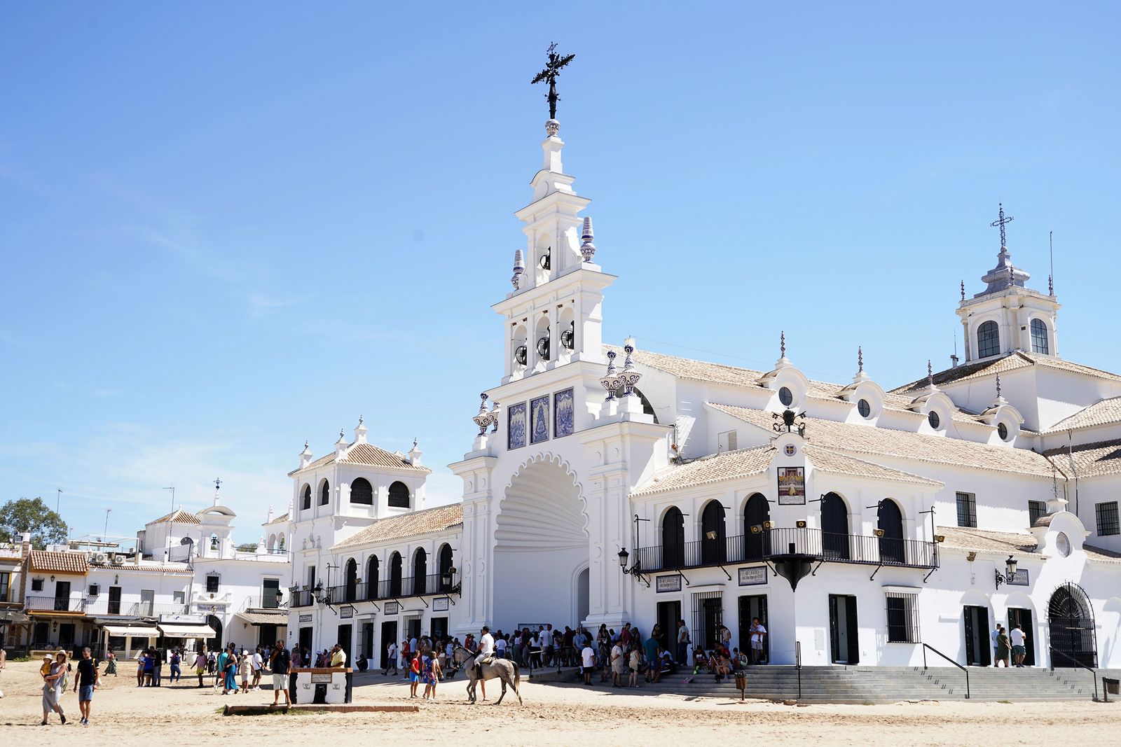 Imágenes del ambiente en la aldea durante el domingo de Rocío Chico