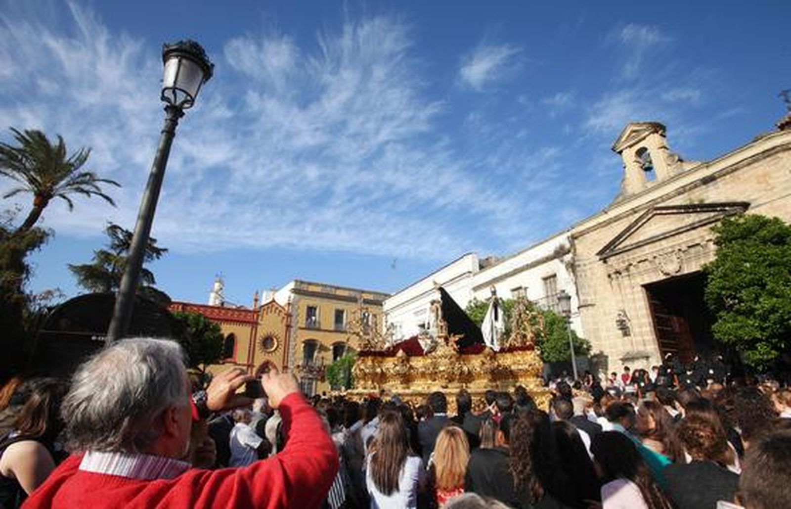 La plaza de Las Angustias, a rebosar en el momento de la salida del paso de misterio.

Foto: Vanesa Lobo