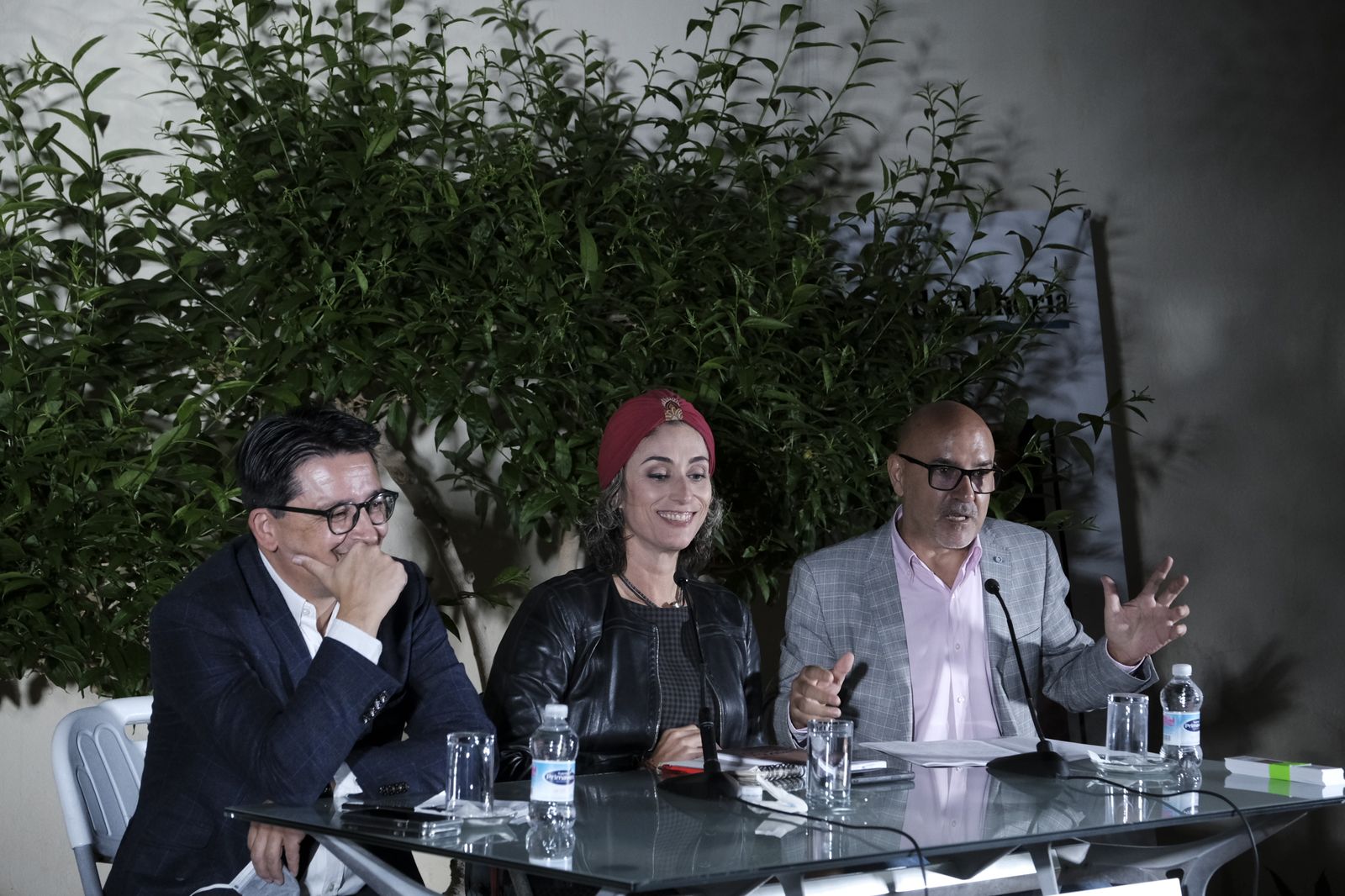 Celia Blanco junto a Manuel Guzmán y Antonio Lao en la presentación de su libro.